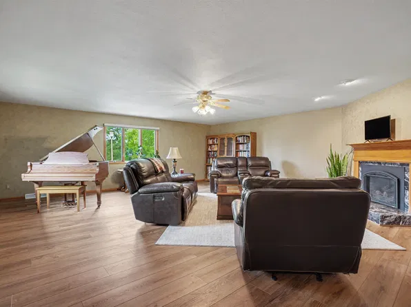 2305 Buckskin Cir, Dubuque, IA 52001