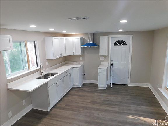 4th image of 14919 Rochelle St