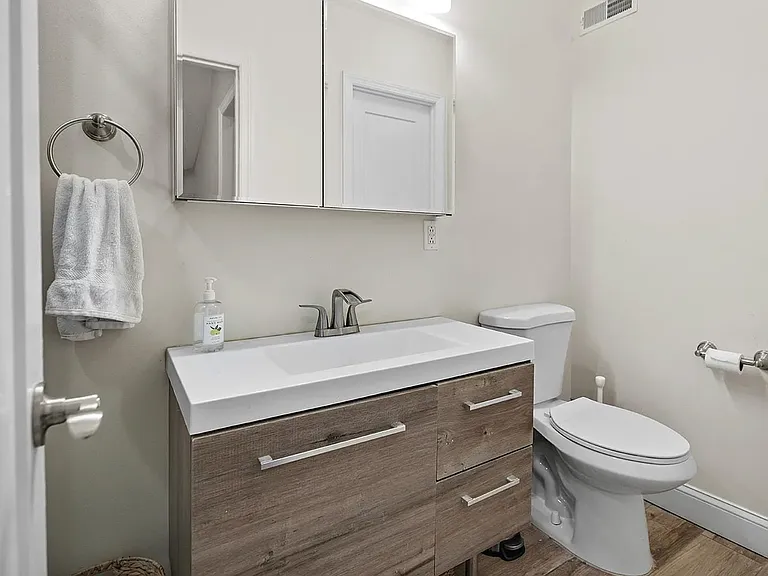 114 E Allen St — Photo 16