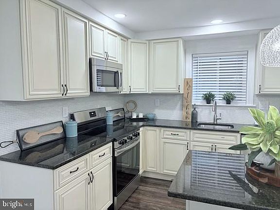 5th image of 401 Meadow Woods Ln