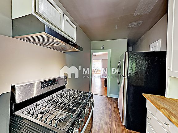 5th image of 920 35th St APT 4