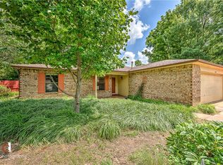 590 E Village Dr, Fayetteville, AR 72703