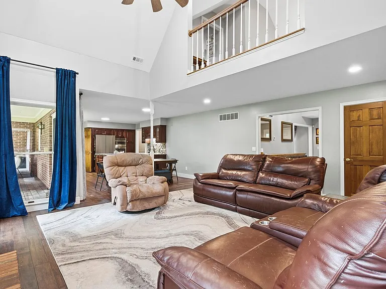 1126 Somerset Ln — Photo 18