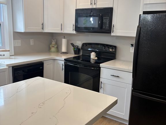 2nd image of 402 Kelly Cir