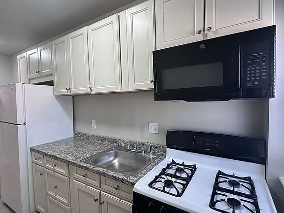 2nd image of 101 Denison St Unit 1