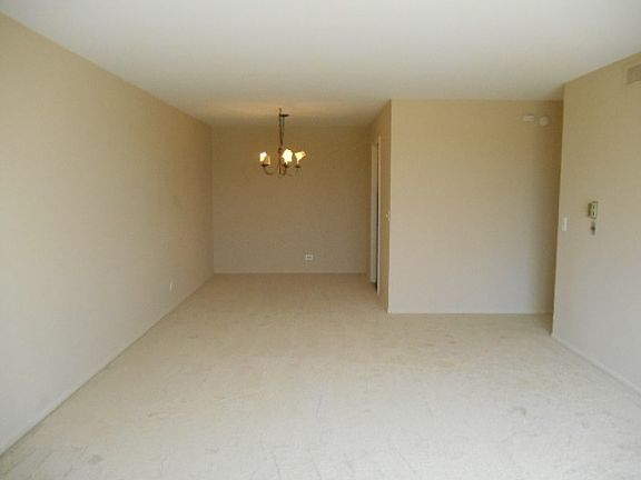 5th image of 720 Wellington Ave Unit 501