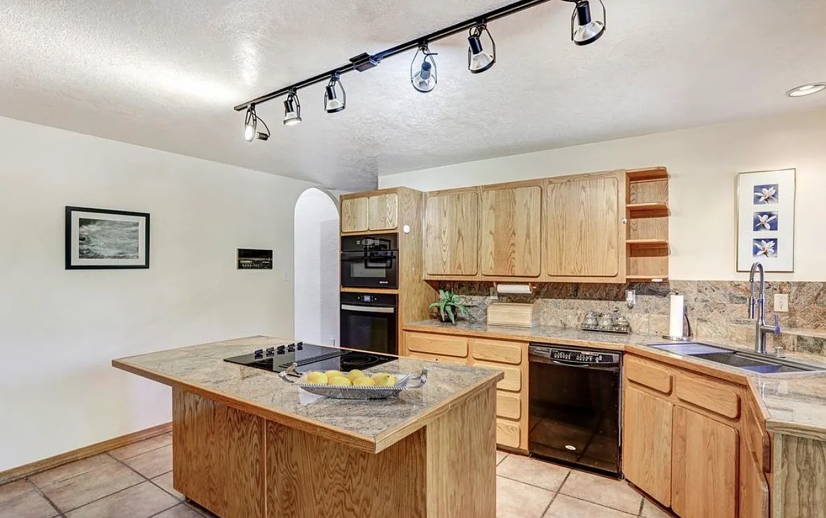 3 bed, 3.5 bath, 2535 sqft, $3,000 — Photo 2