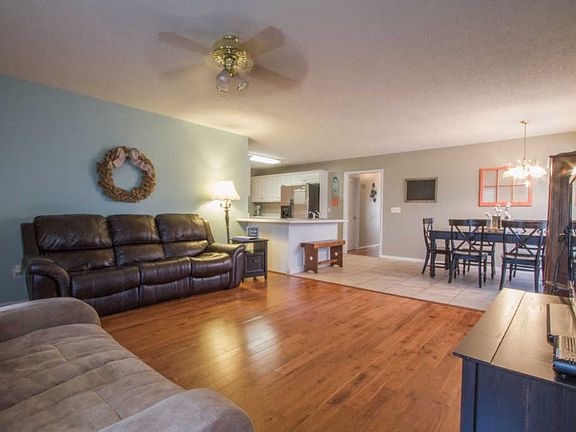 5th image of 127 River Oaks Cir