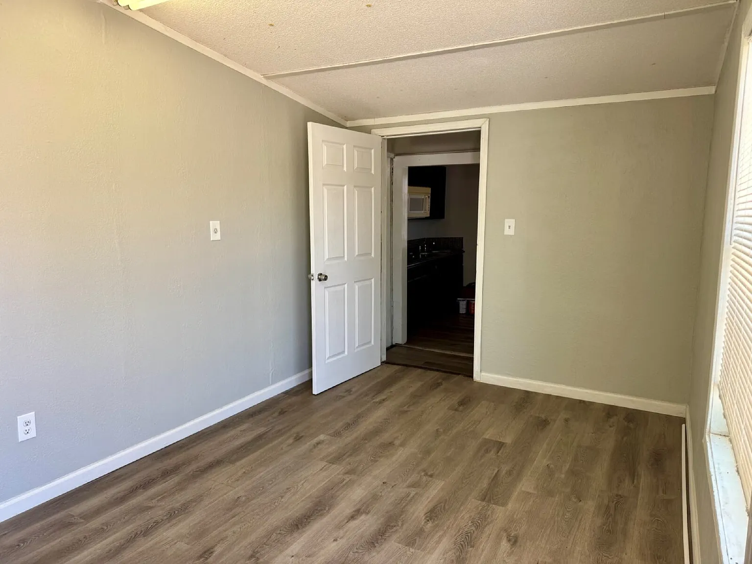 1 bed, 1.0 bath, 400 sqft, $400 — Photo 2