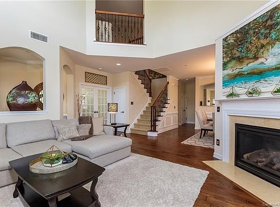 5th image of 9632 Skybluff Cres
