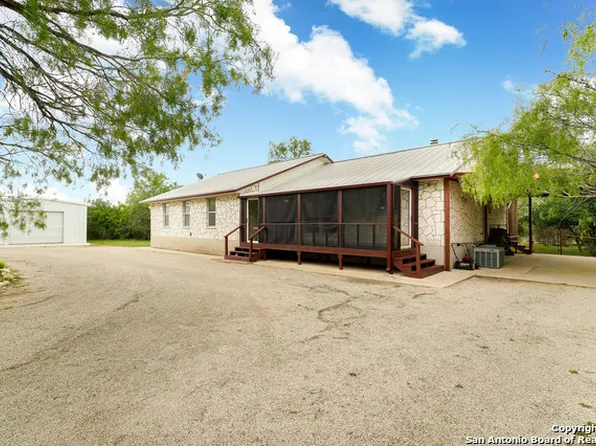 4152 CR 467, Devine, TX 78016