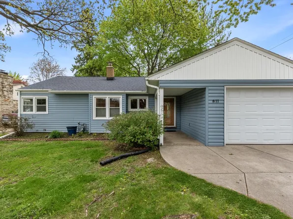 811 N Hine AVENUE, Waukesha, WI 53188