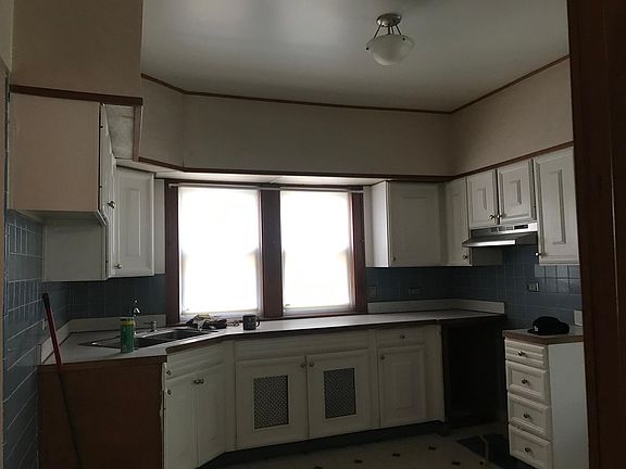 Large kitchen with lots of cabinet