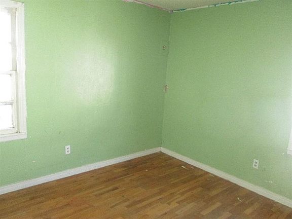 5th image of 119 Holly St