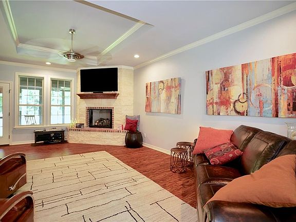 4th image of 1682 Pineview Ln