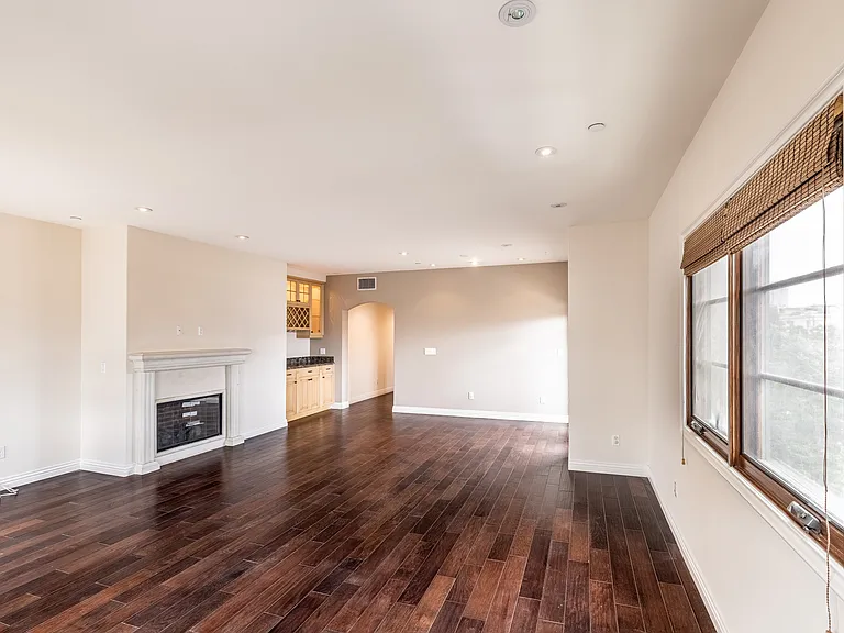 10707 W Missouri Ave #301 — Photo 5
