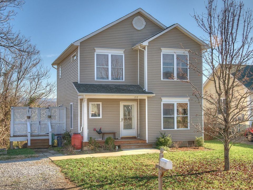 2nd image of 219 Donald St