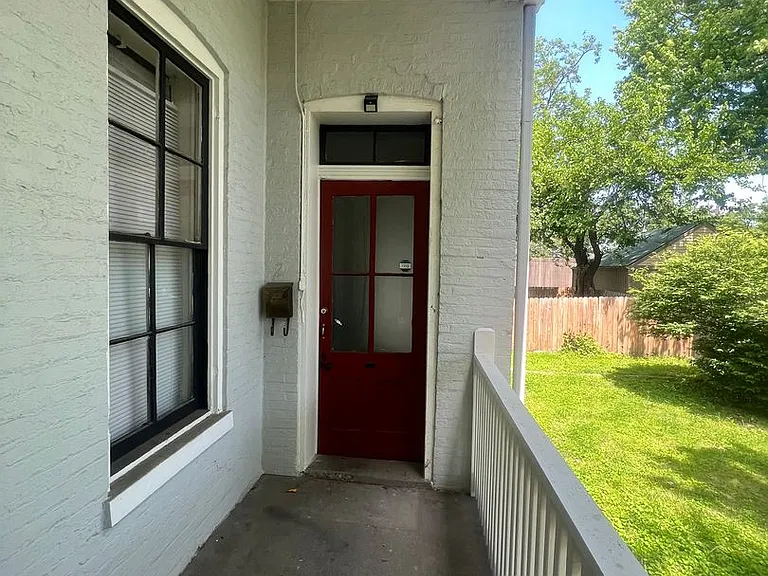 1327 E Washington St — Photo 5