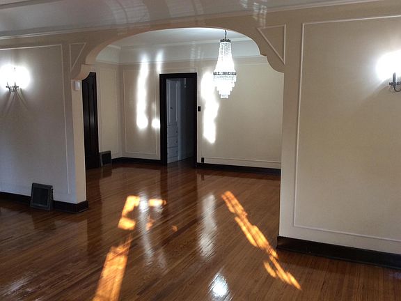 4th image of 138 N Sycamore Ave #138