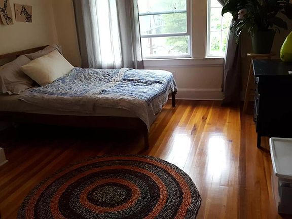 Bedroom w/ ceiling fan.