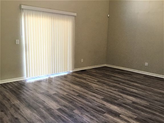 5th image of 111 Knights Bridge Dr N