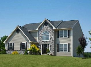 327 Woods Edge Dr, Douglassville, PA 19518