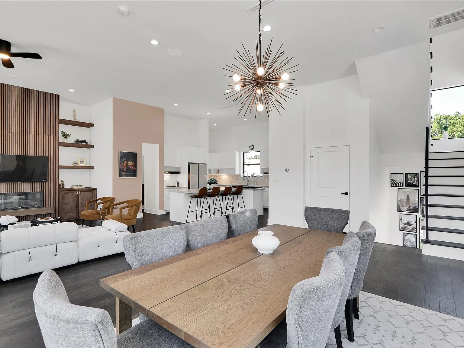3 bed, 3.5 bath, 2757 sqft, $8,500 — Photo 1