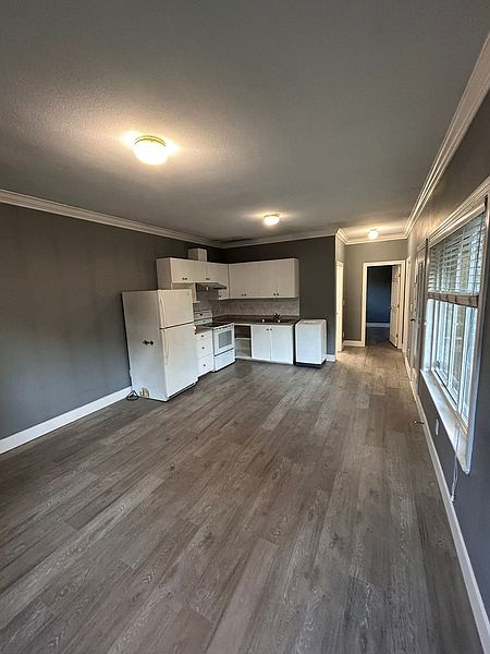 Surrey House for rent - 1 Bedroom — photo 3