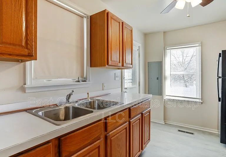 118 S Locust St — Photo 4