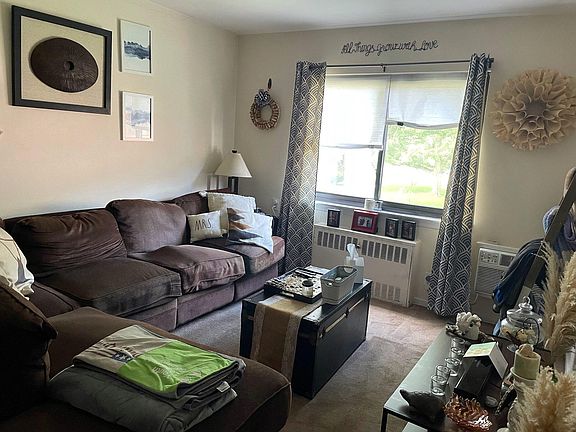 5th image of 18 Lawrence Dr APT D