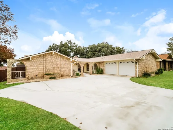 322 Madrid Dr, Universal City, TX 78148