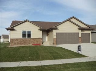 6020 Bethpage Cir SW, Cedar Rapids, IA 52404