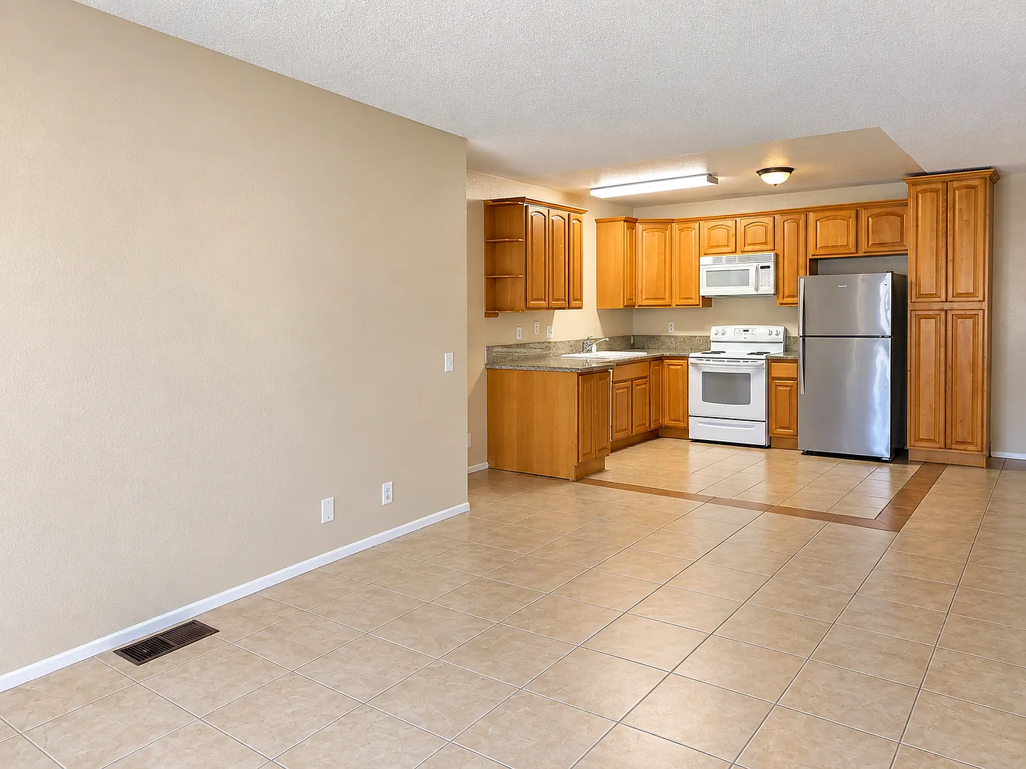 Large two bedroom condo in San Marcos — Photo 3