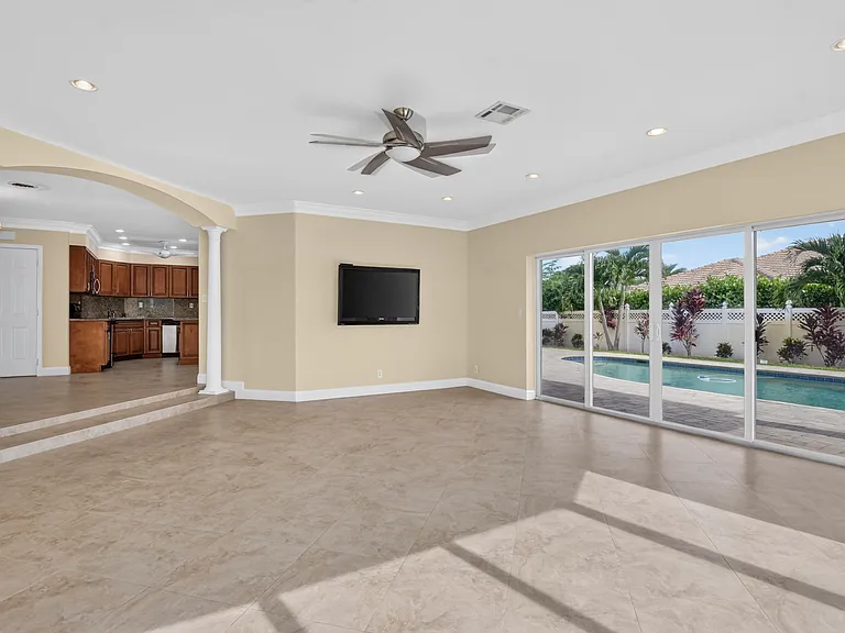 899 Granada Dr — Photo 8