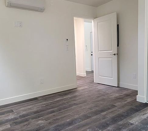 5th image of 2132 Cove Ave #2136-1/2