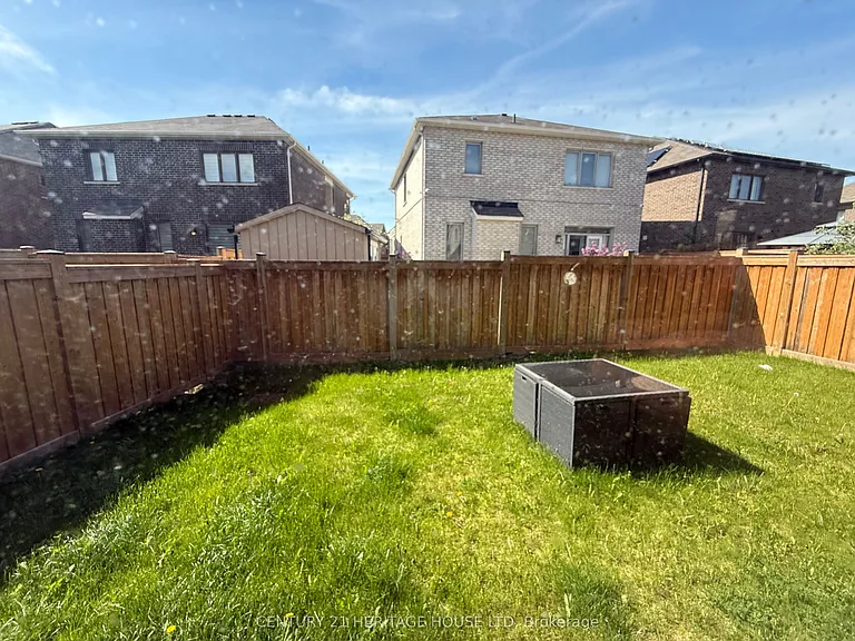 18 Dolucci Cres E — Photo 25