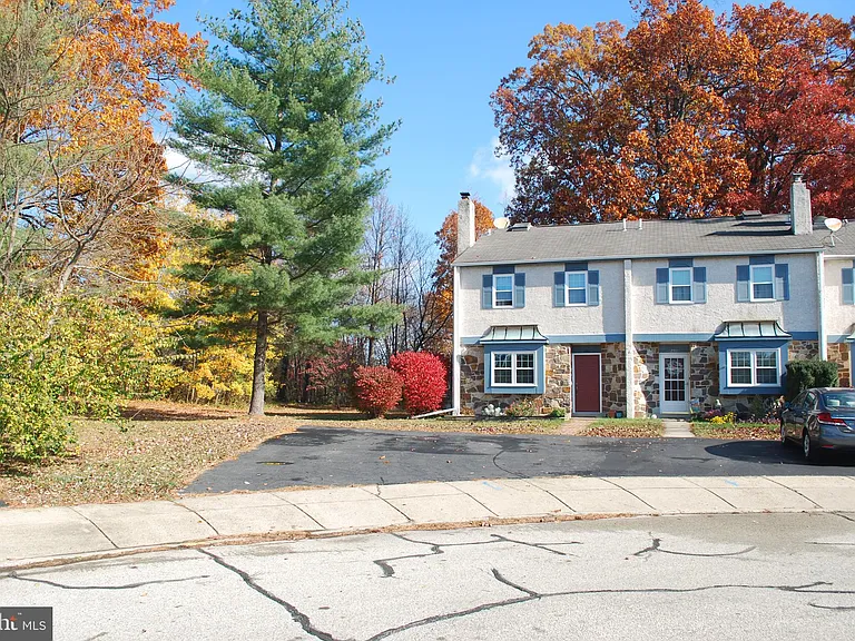 290 Lawndale Ave — Photo 2