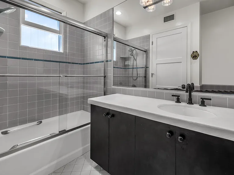 1521 Midvale Ave — Photo 8