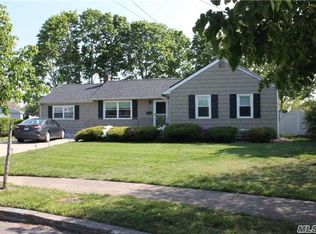 16 Bradish Ln, Babylon, NY 11702