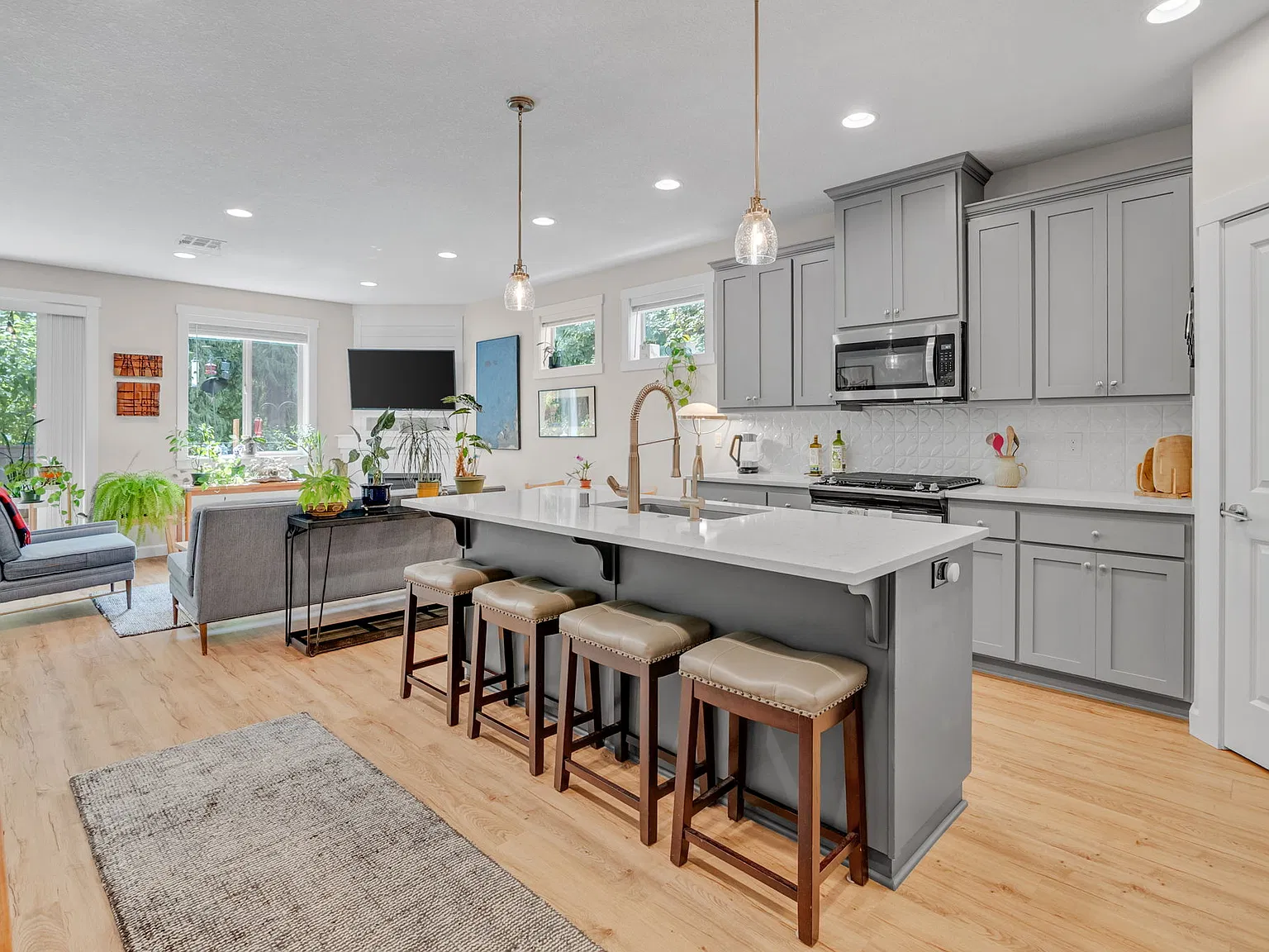 4 bed, 2.5 bath, 1857 sqft, $3,200 — Photo 4