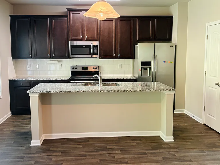 751 Walnut Woods Dr — Photo 2
