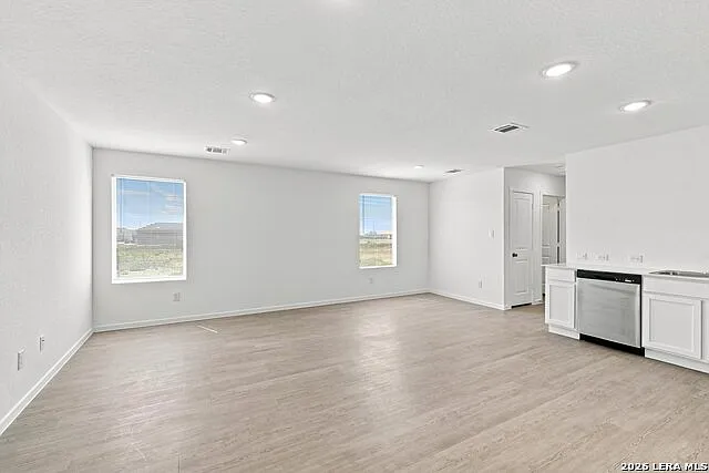 3 bed, 2.0 bath, 1049 sqft, $1,349 — Photo 3