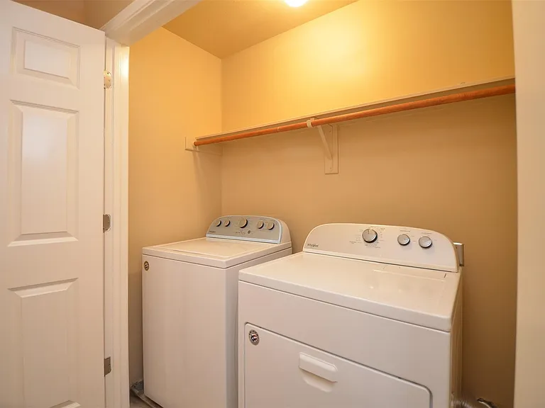2911 Meadowglen Cv — Photo 32