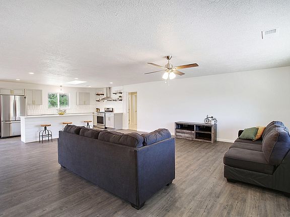 4th image of 328 Luscombe Ln