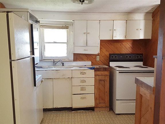 3rd image of 814 E 2nd St