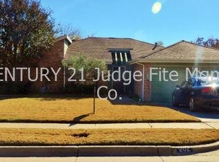 202 Country Ln, Euless, TX 76039