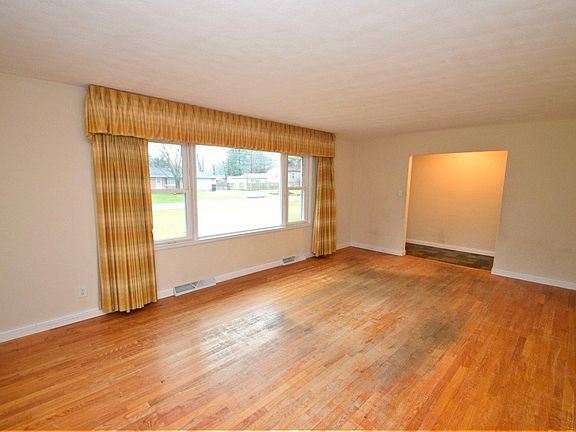 3rd image of 3312 Calumet Ave