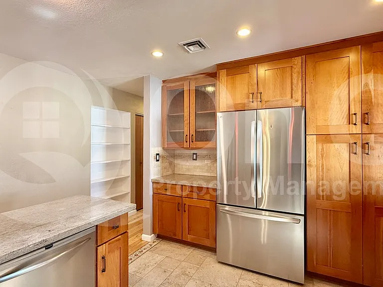 104 E Taylor St — Photo 8