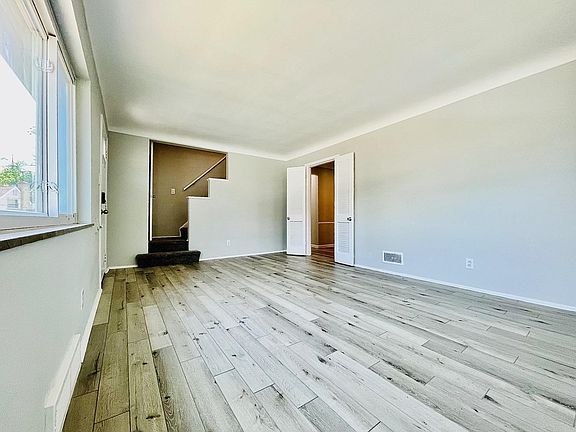 3rd image of 1487 Balfour Ln