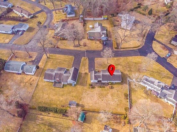 4th image of 8 Denise Dr